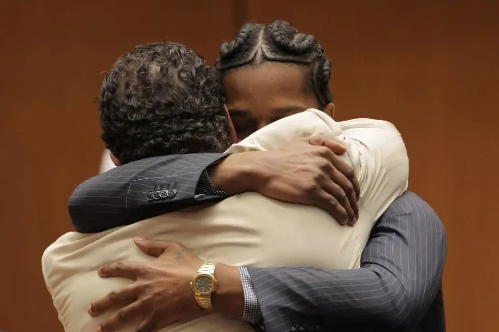 ماجرای تبرئه A$AP Rocky از اتهام شلیک و درآغوش گرفتن ریحانا در دادگاه 4 بی گناهی راکی از اتهام به قتل دوستش