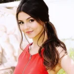 ویکتوریا جاستیس با مایوی گلدار و کلاه کابویی