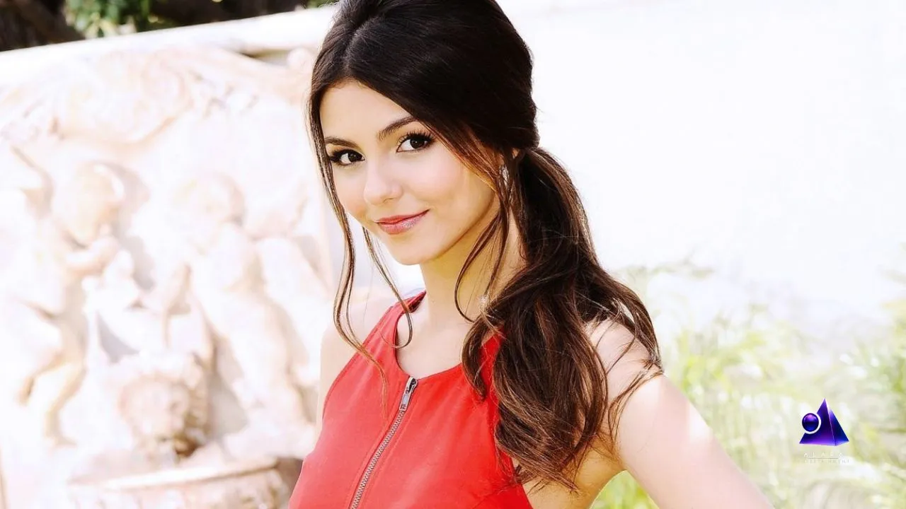 Victoria Justice in a floral bikini and cowboy hat in Mexico: Unique style and positive energy