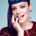 اجرای جنجالی لیلی آلن در SNL با حضور داکوتا جانسون در نقش Madeline 2 لیلی آلن در SNL